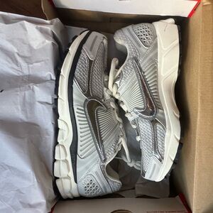 Nike Zoom Vomero 5 Photon Dust / Chrome